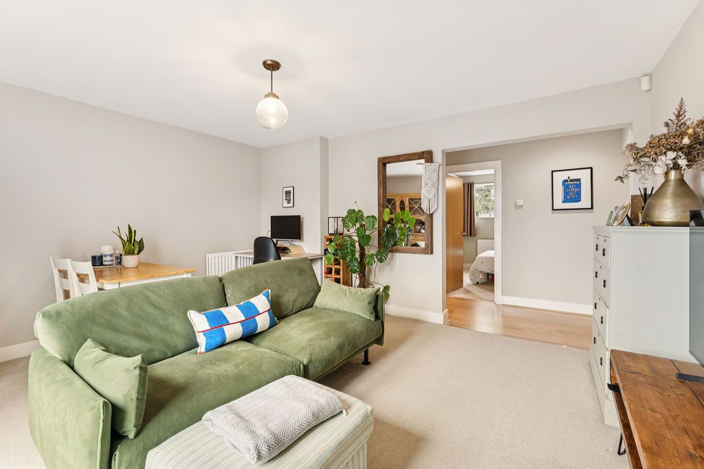 Property photo 3 of 14 Lounge