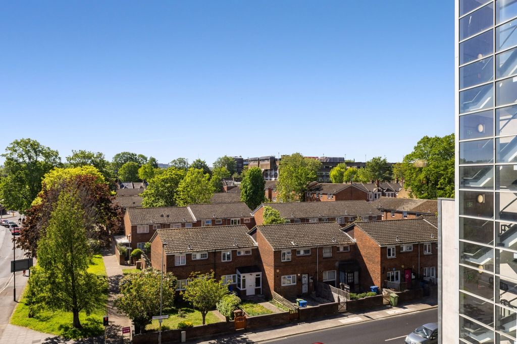 Property photo 1 of 7 107949_Flat 14C 8...
