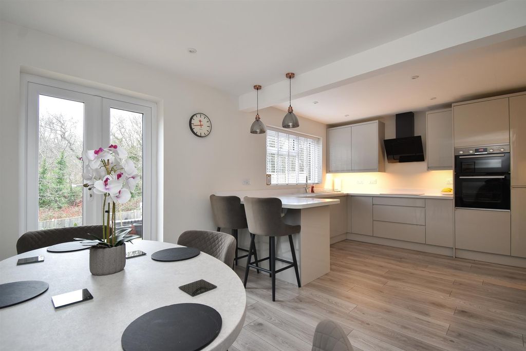 Property photo 1 of 28 Kitchen/Diner