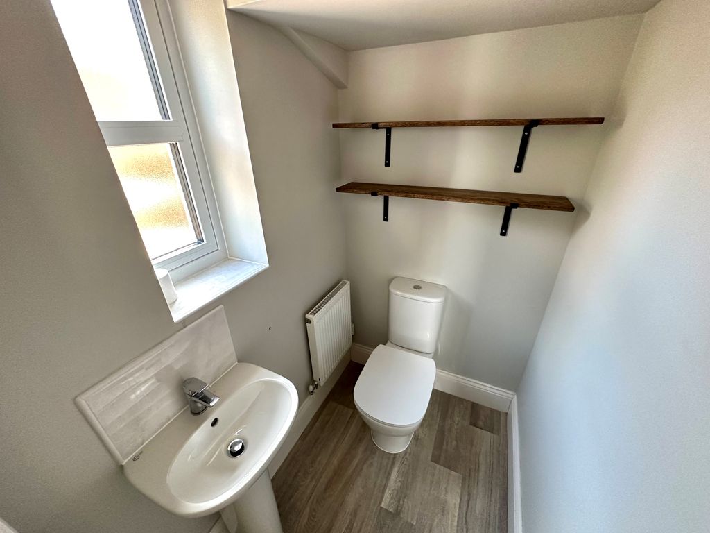 Property photo 3 of 11 Cloakroom/wc