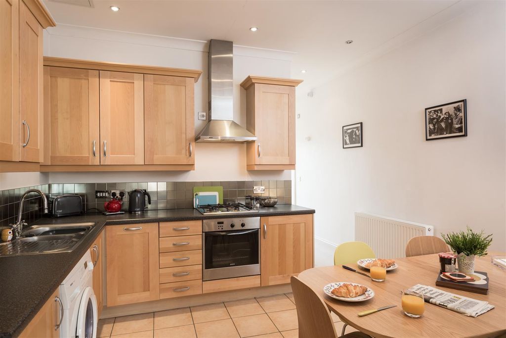 Property photo 3 of 18 Kitchen