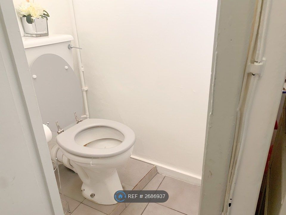 Property photo 3 of 6 Toilet