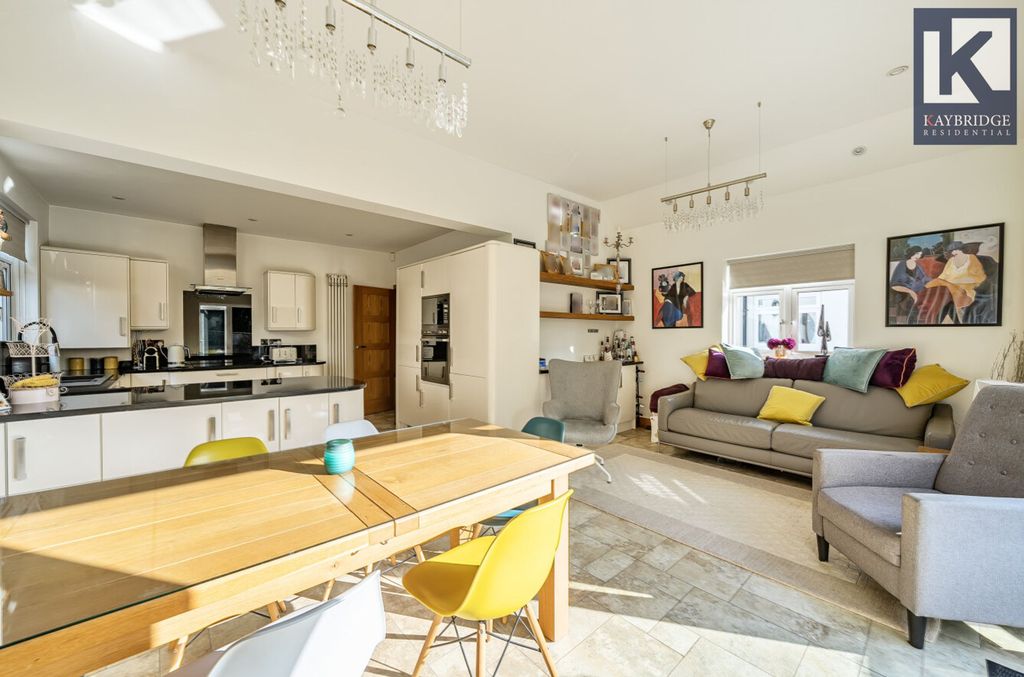 Property photo 2 of 23 Mavis Avenue, Epsom