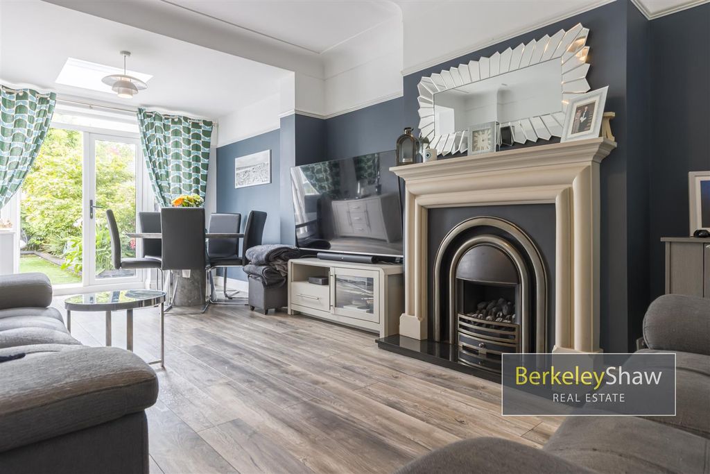 Property photo 2 of 24 Moorfield Road, Crosby