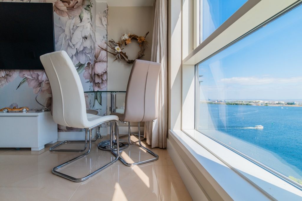 Property photo 3 of 19 Lrg_Award-Winning Media Team On Every Listing_5 (1
