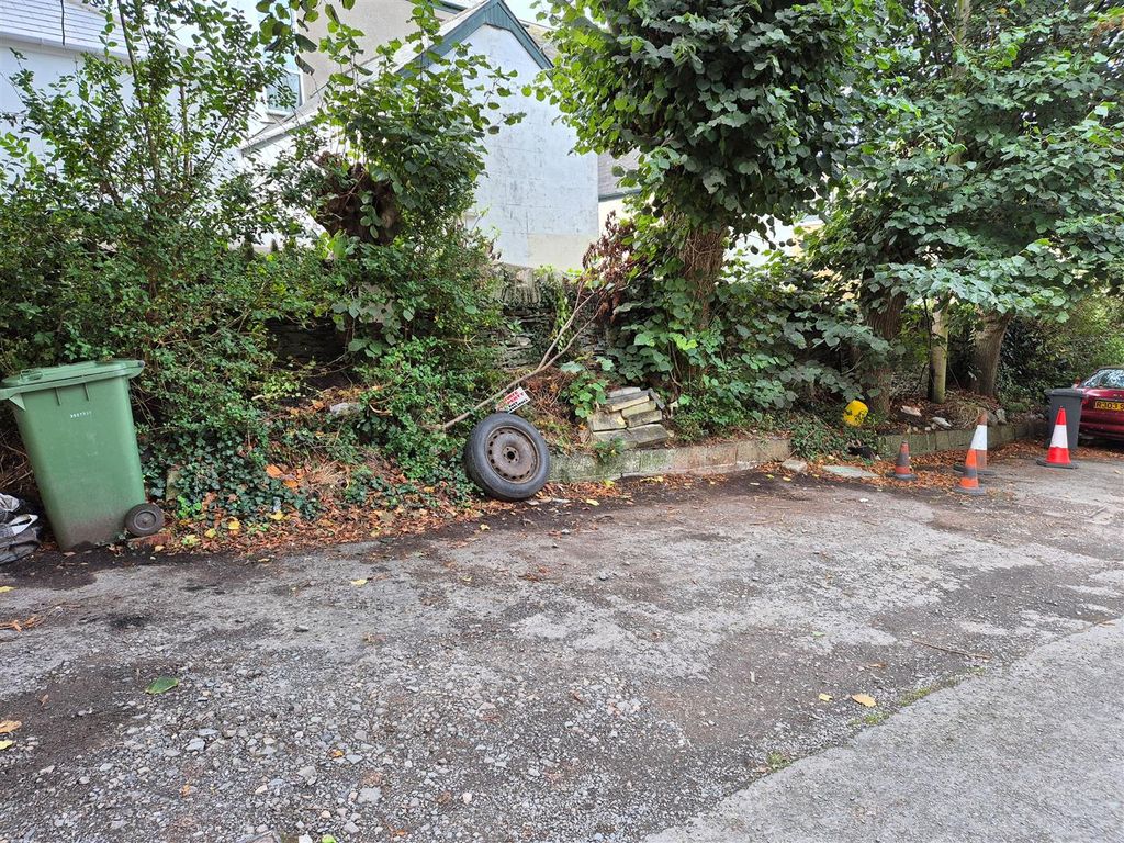 Property photo 2 of 14 Parking