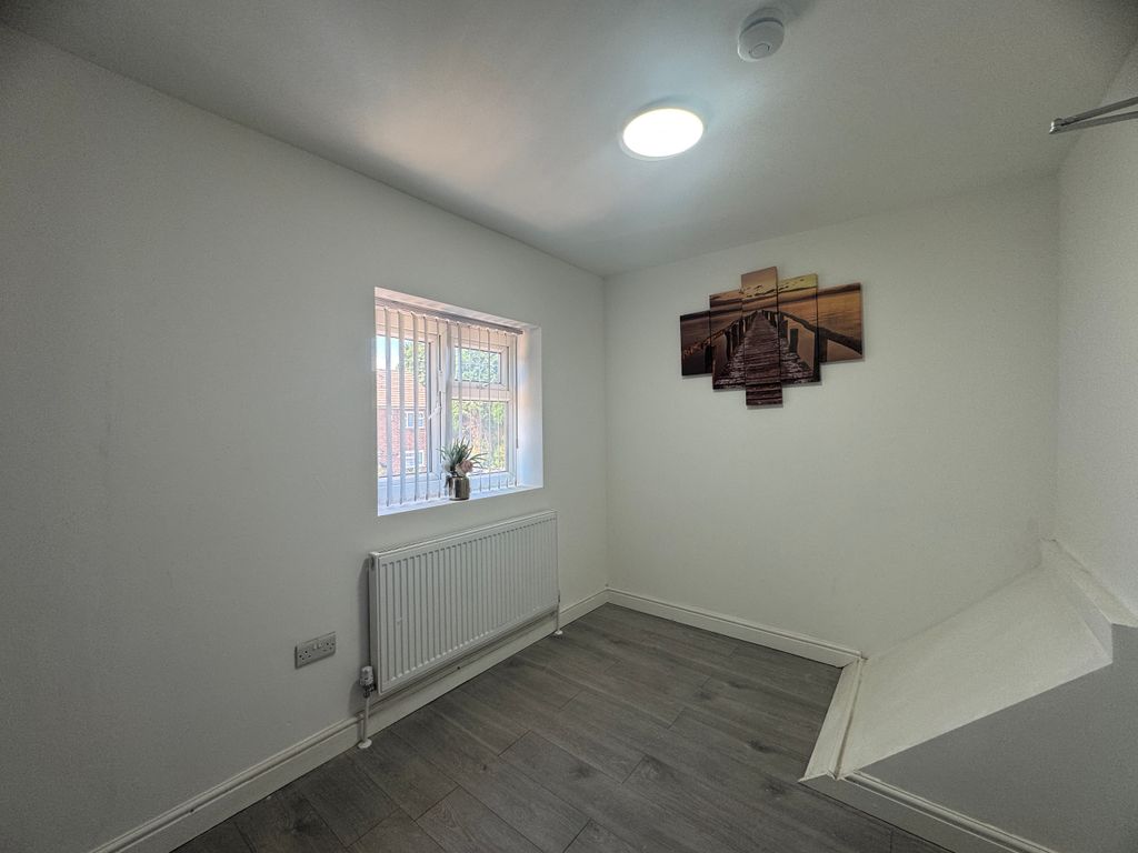 Property photo 1 of 6 Room 5