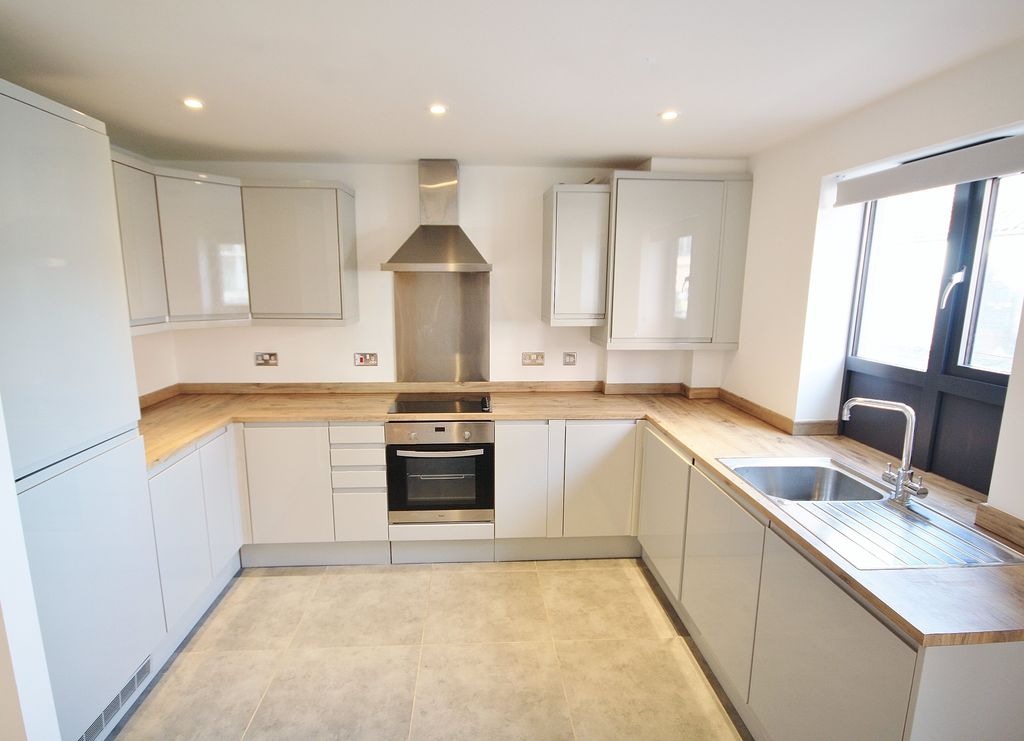 Property photo 3 of 8 Kitchen