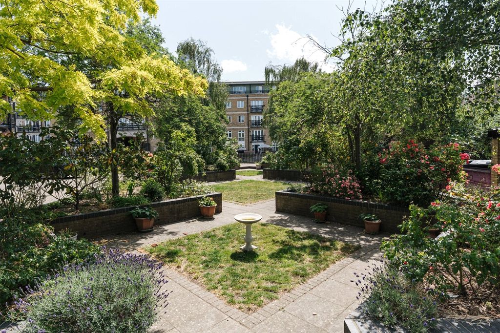 Property photo 2 of 17 Alphabet Square E3