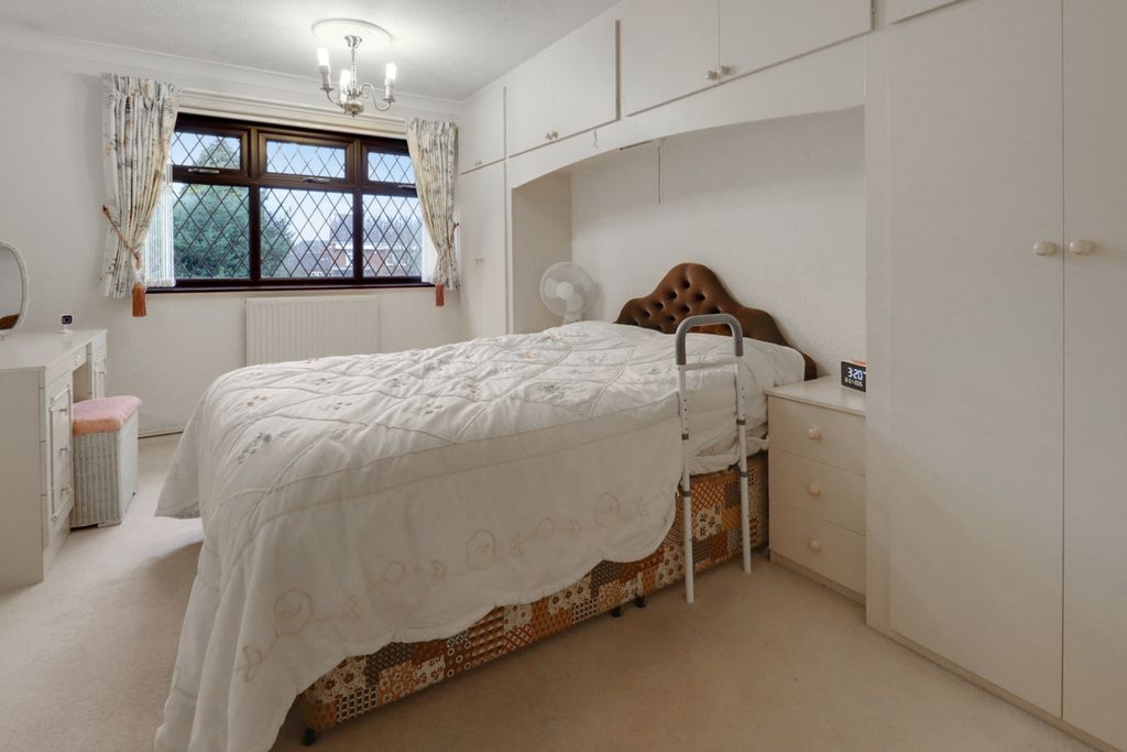 Property photo 2 of 10 Main Bedroom