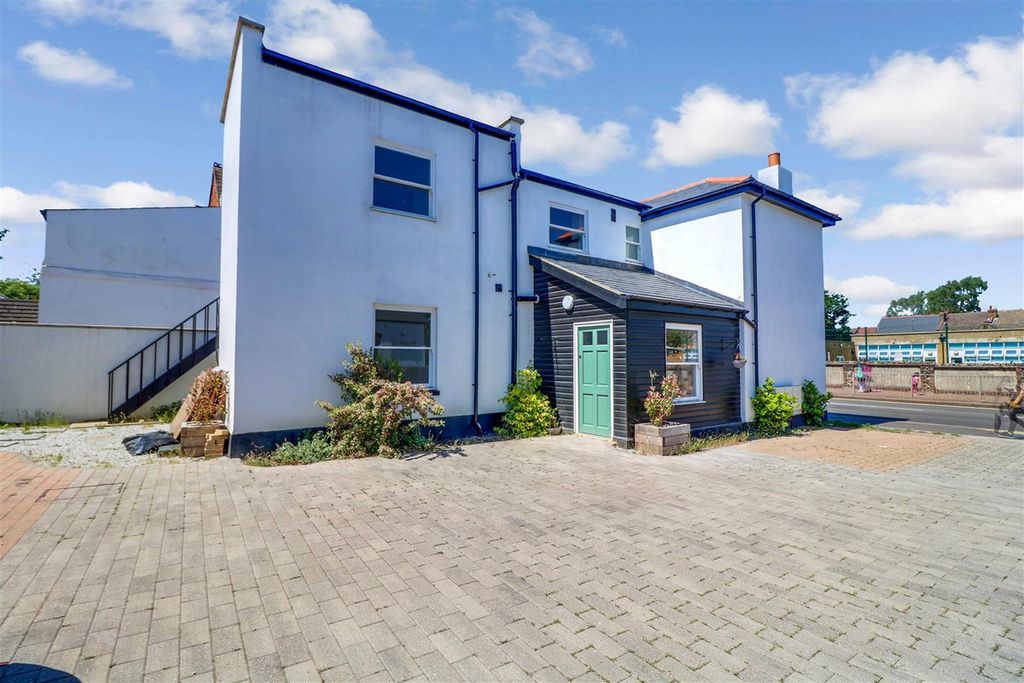 Property photo 1 of 8