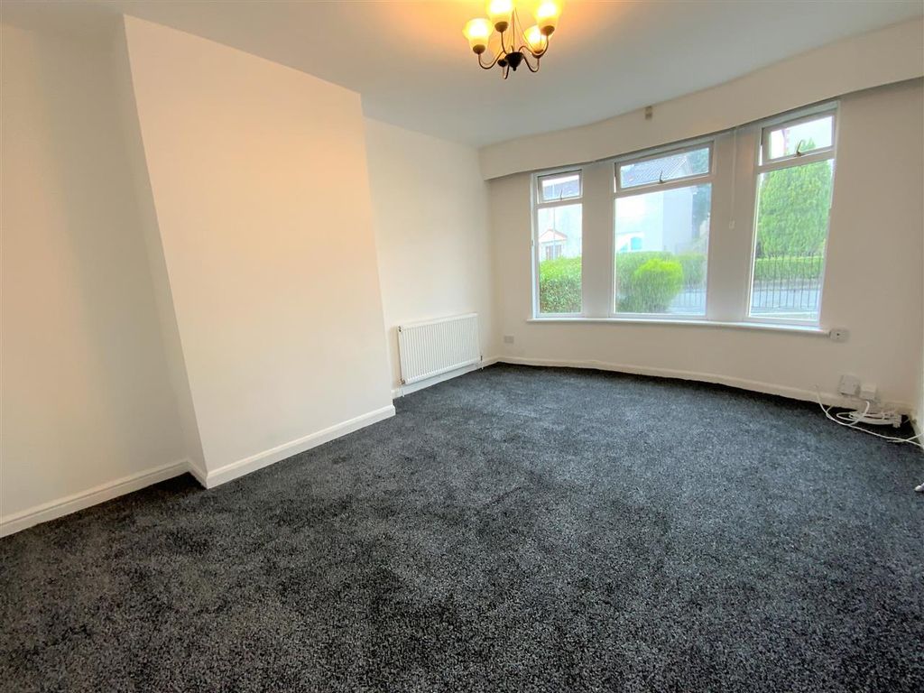 Property photo 3 of 12 Lounge