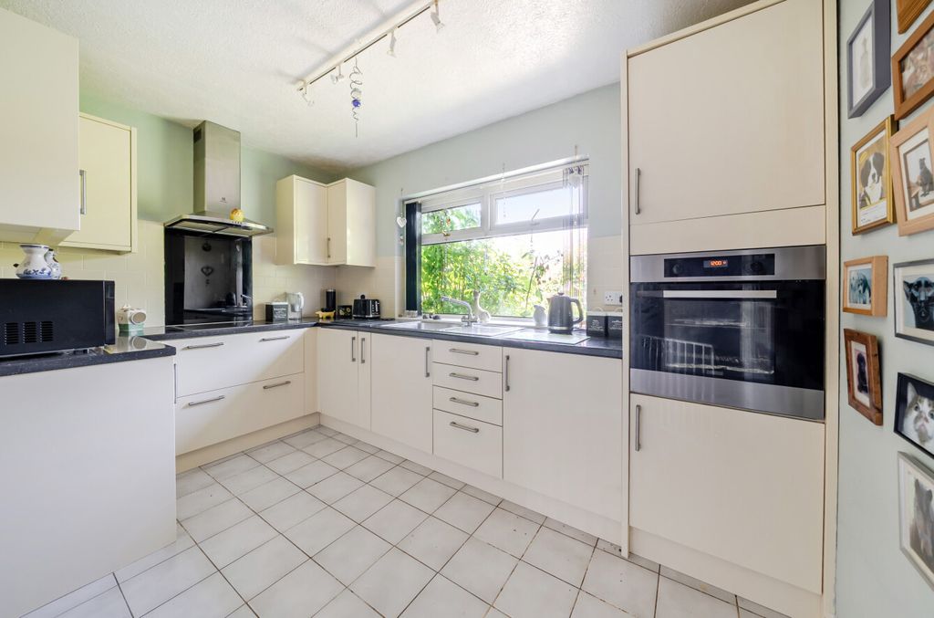 Property photo 2 of 13 1483182-20-6A3Bd9...