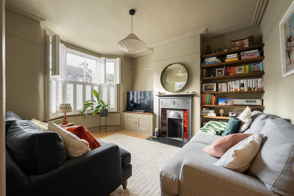 Property photo 3 of 30 Fulbourne Road, E17