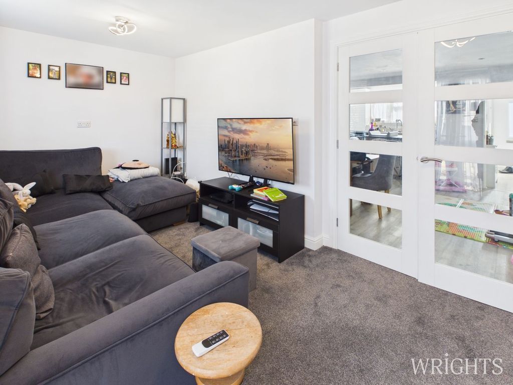 Property photo 3 of 15 Lounge