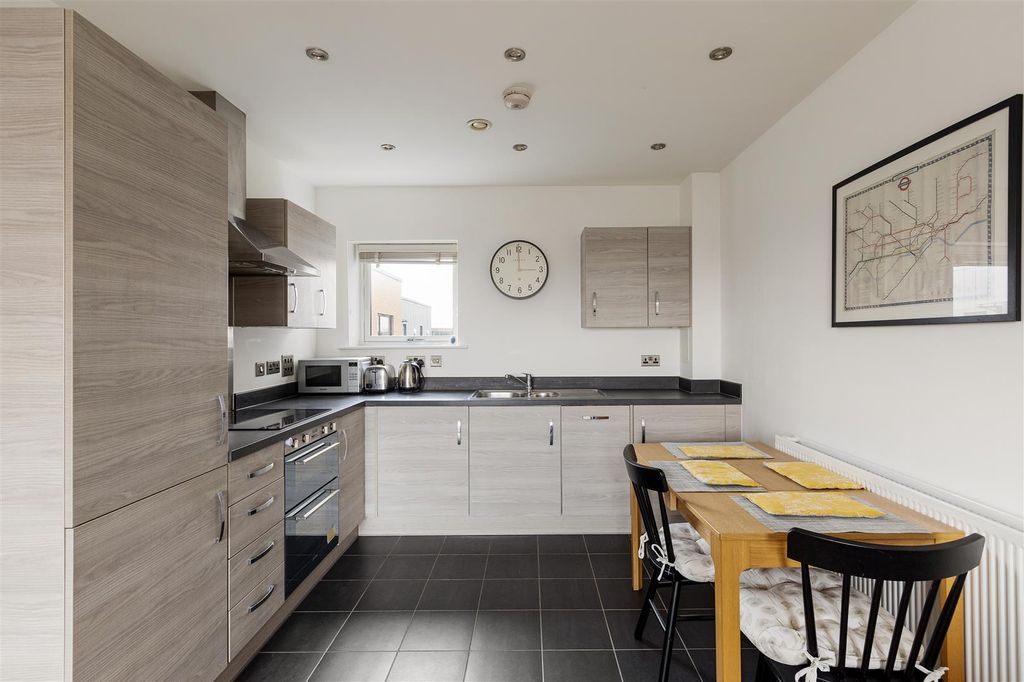 Property photo 3 of 19 Thornbury Way, E17