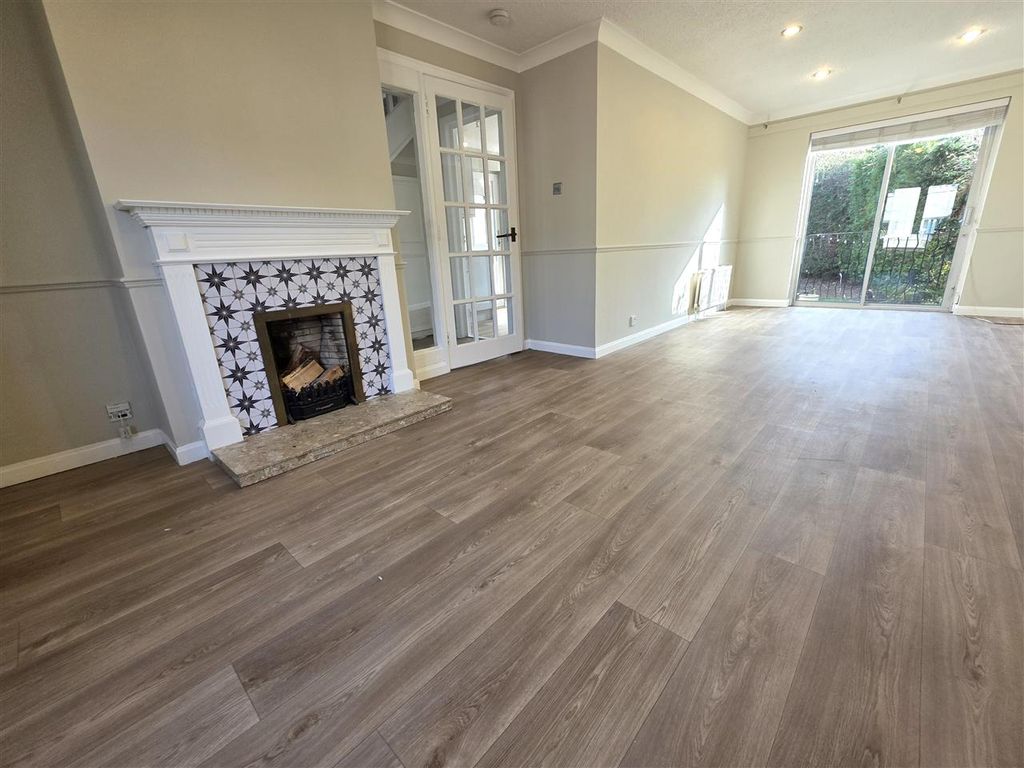 Property photo 3 of 17 Lounge