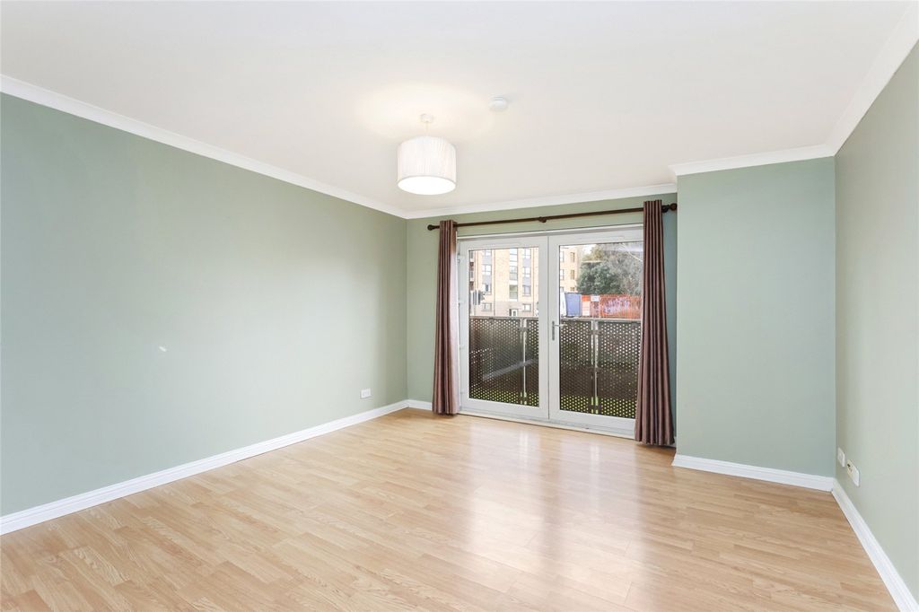 Property photo 2 of 16 Lounge