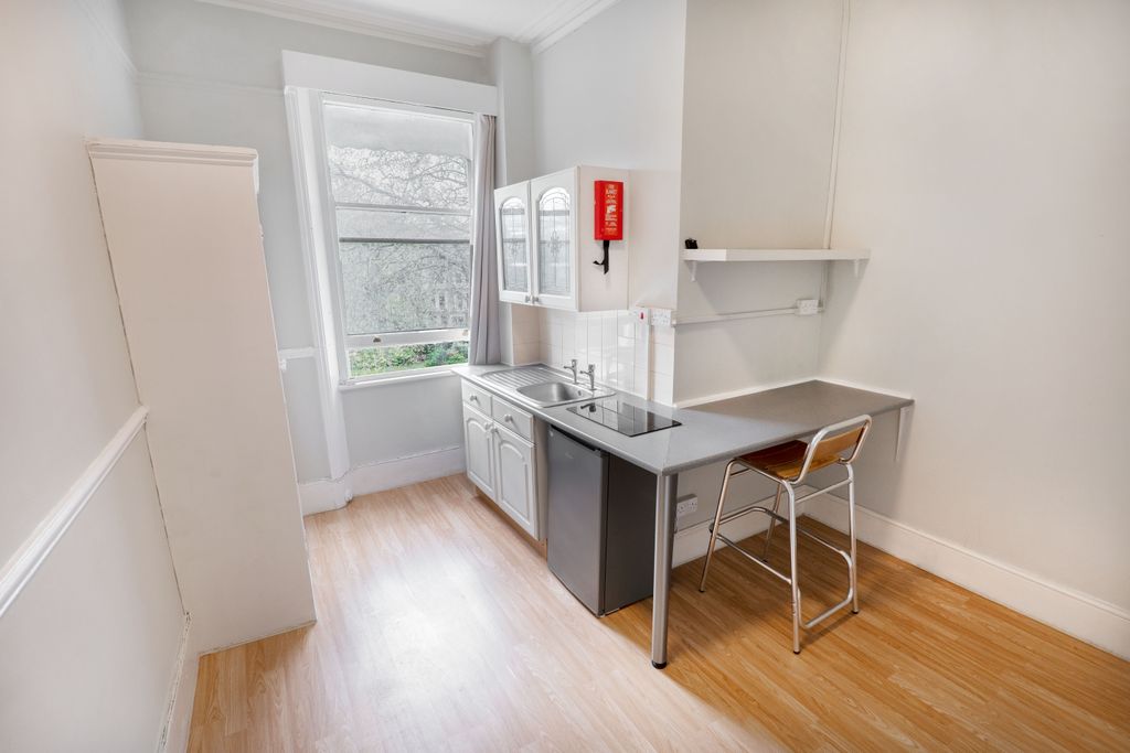 Property photo 1 of 5 Flat Share Room For Rent