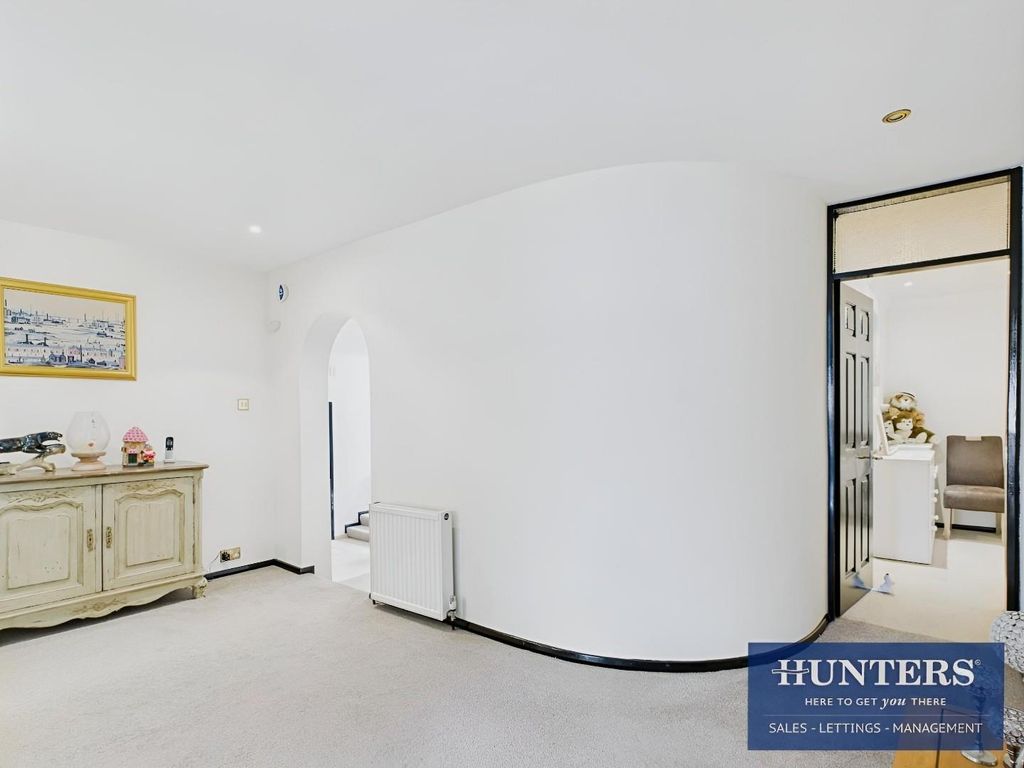 Property photo 2 of 40 Hallway New