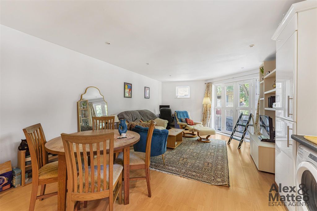 Property photo 3 of 18 Chandlers Court