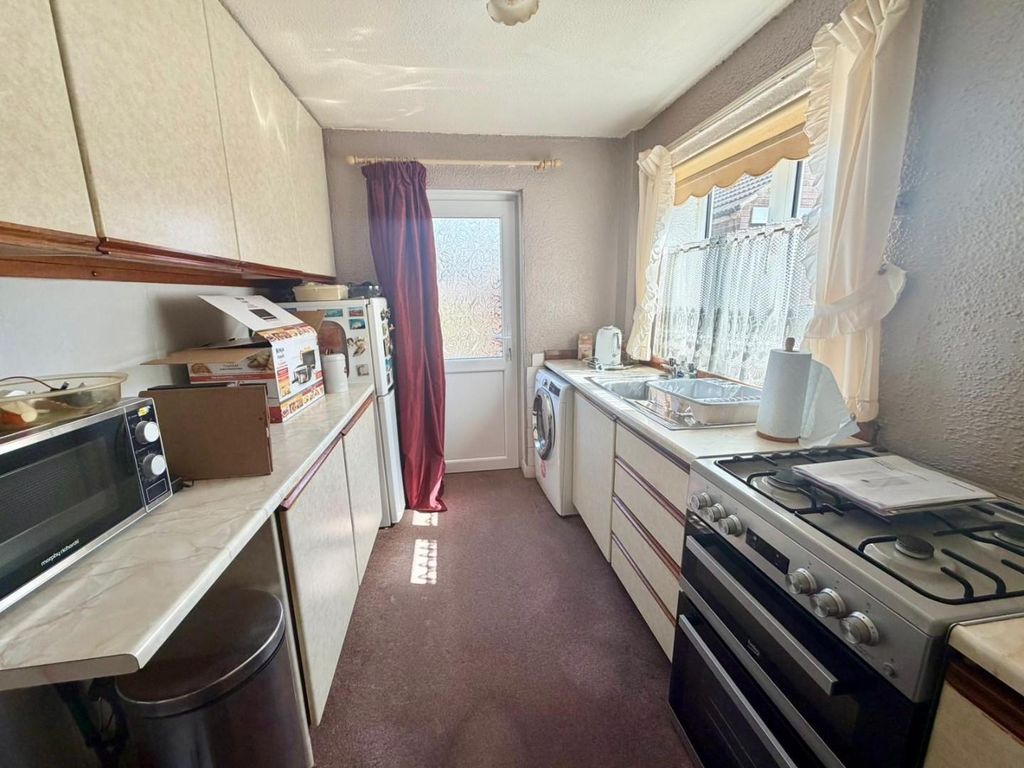 Property photo 3 of 10 Kitchen