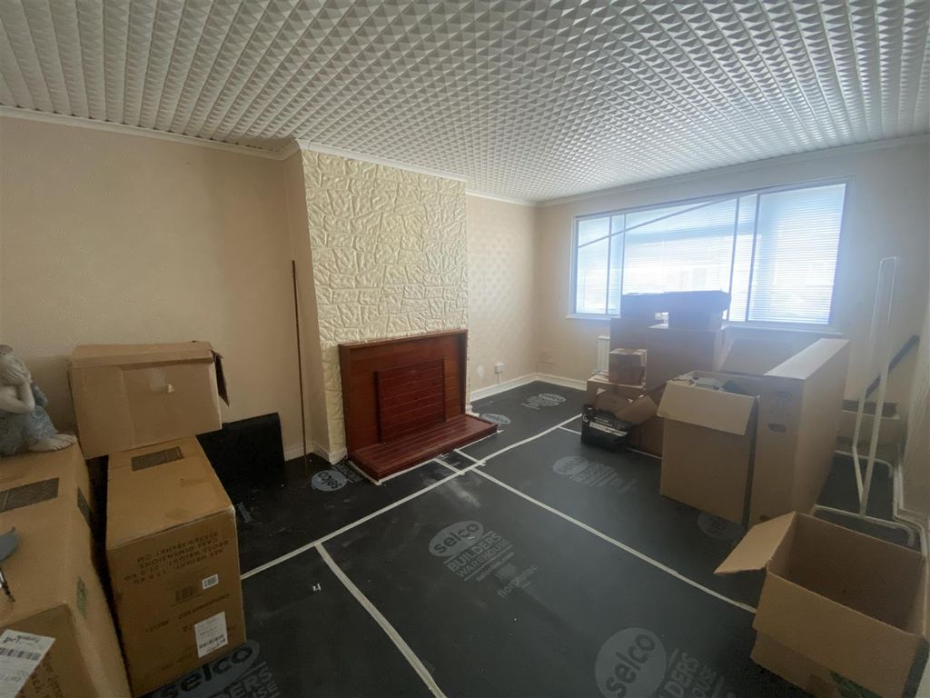 Property photo 3 of 9 1 Manns Close Lounge.Jpeg