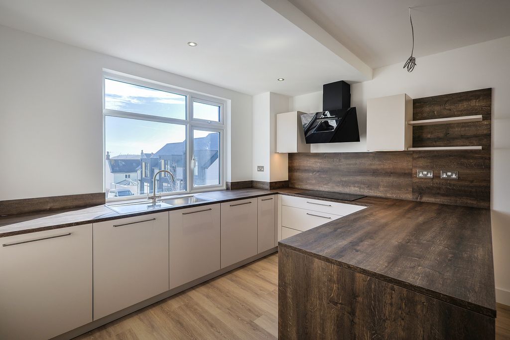 Property photo 2 of 16 Photo 1