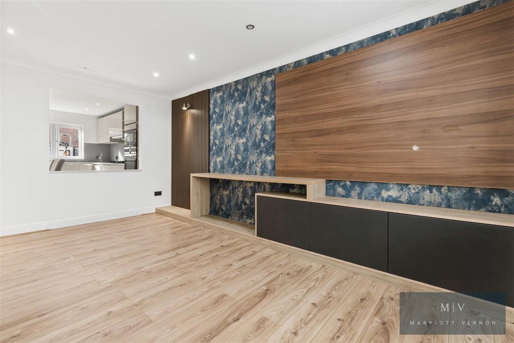 Property photo 3 of 16 Blossom Close 8 MV-1.Jpg