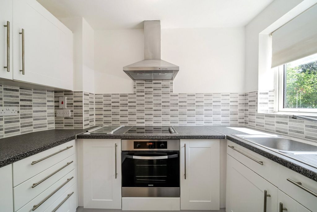 Property photo 2 of 11 Kitchen