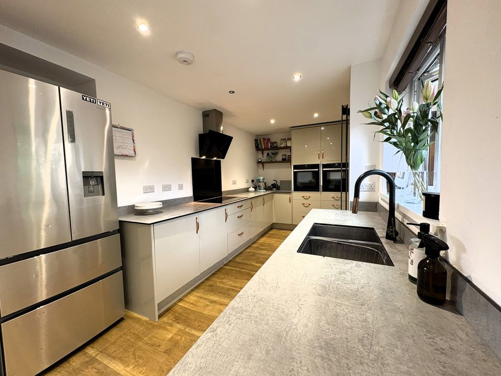Property photo 2 of 28