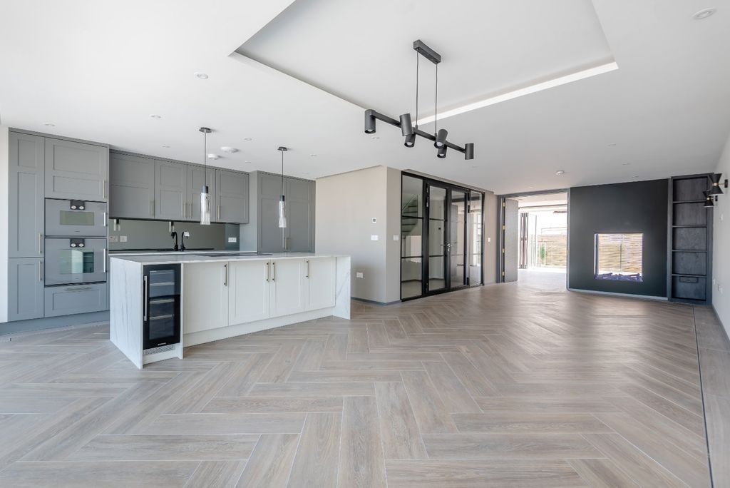 Property photo 3 of 18 Kitchen/Dining Room