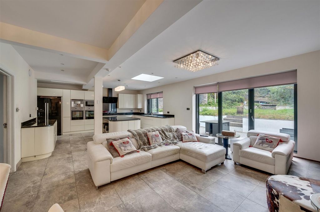 Property photo 3 of 20 Daniels_Colindeep Gardens London Nw4_014.Jpg