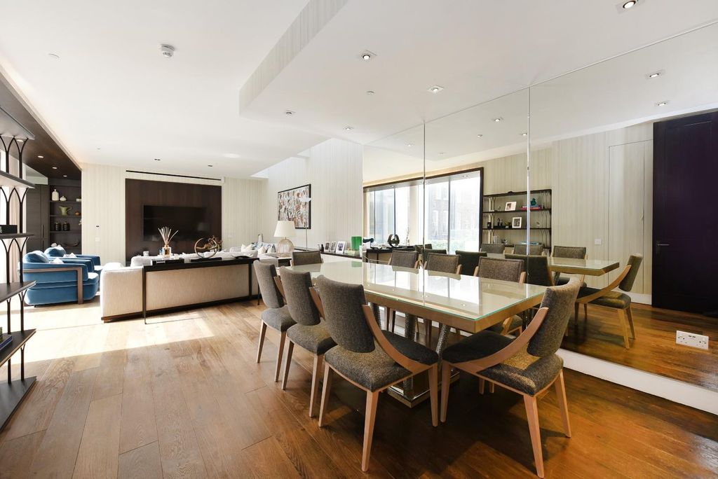 Property photo 1 of 18 24 Buckingham Gate (6).Jpg