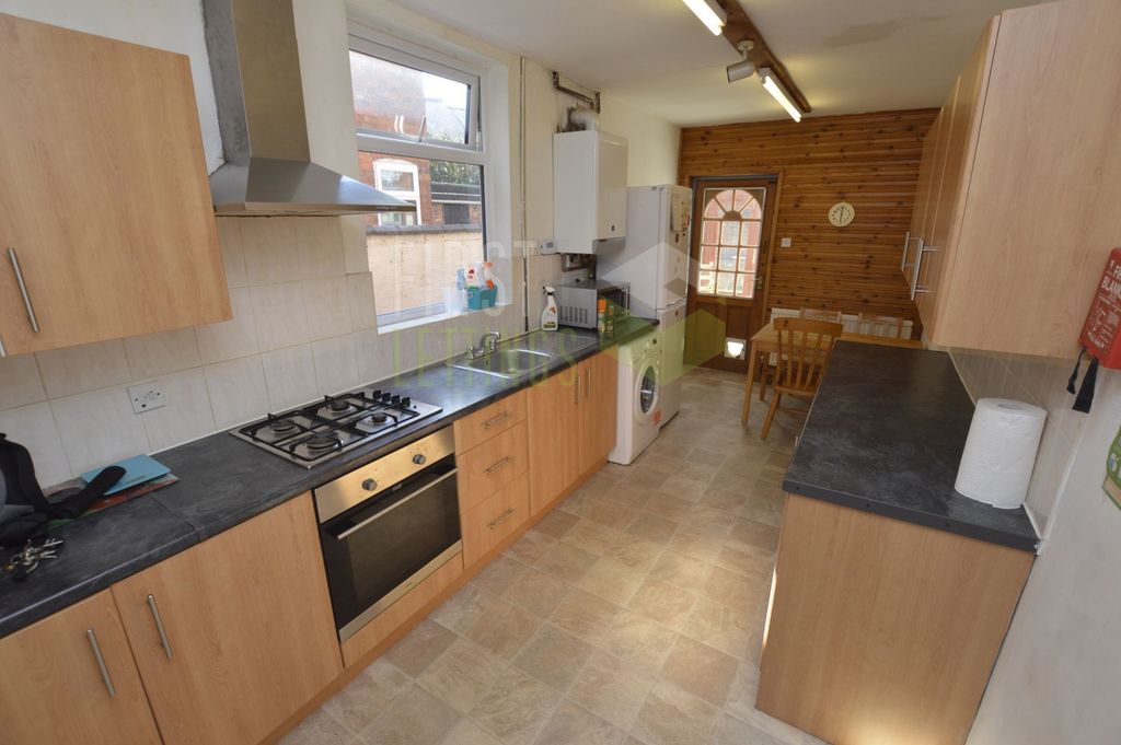Property photo 2 of 12 Kitchen