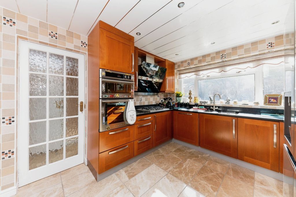 Property photo 2 of 12 Kitchen