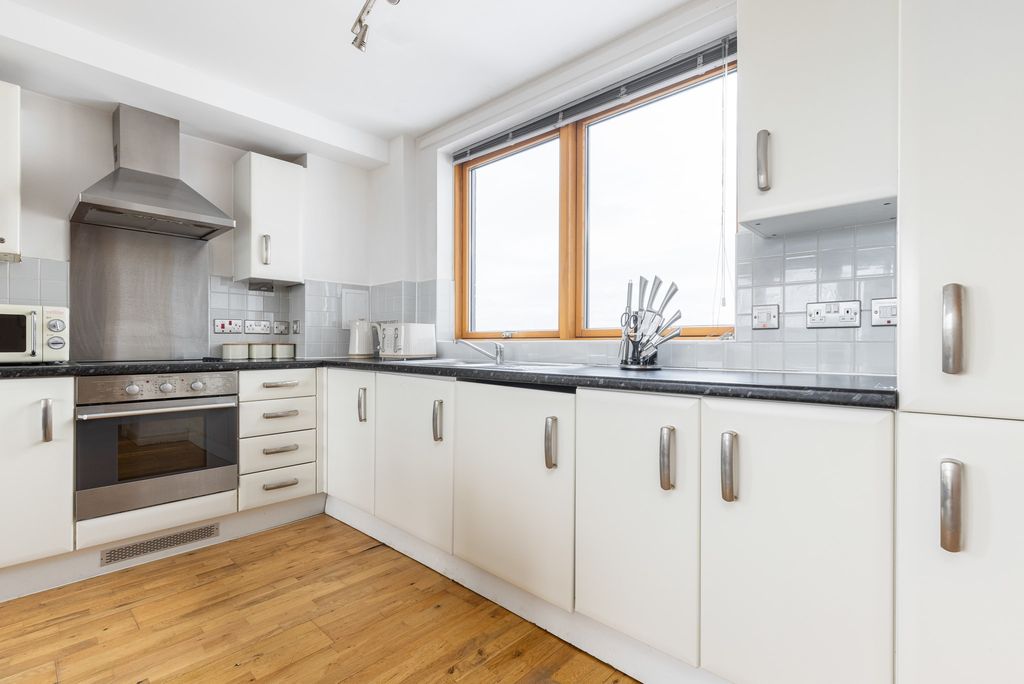 Property photo 2 of 25 Kitchen