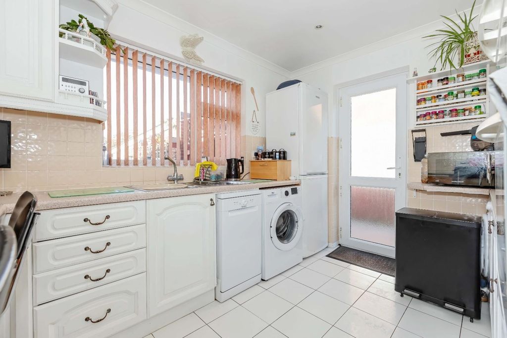 Property photo 3 of 20 Seaside Close_6.Jpg