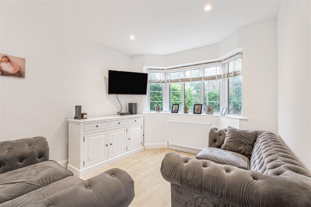 Property photo 3 of 18 11_70400.Jpg