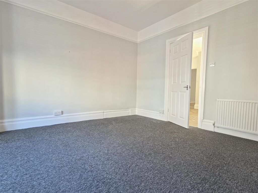 Property photo 3 of 11 Living Room