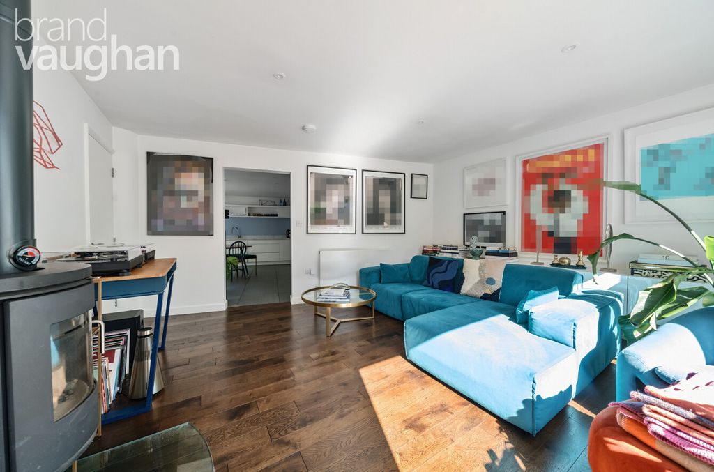 Property photo 1 of 10 Living Room