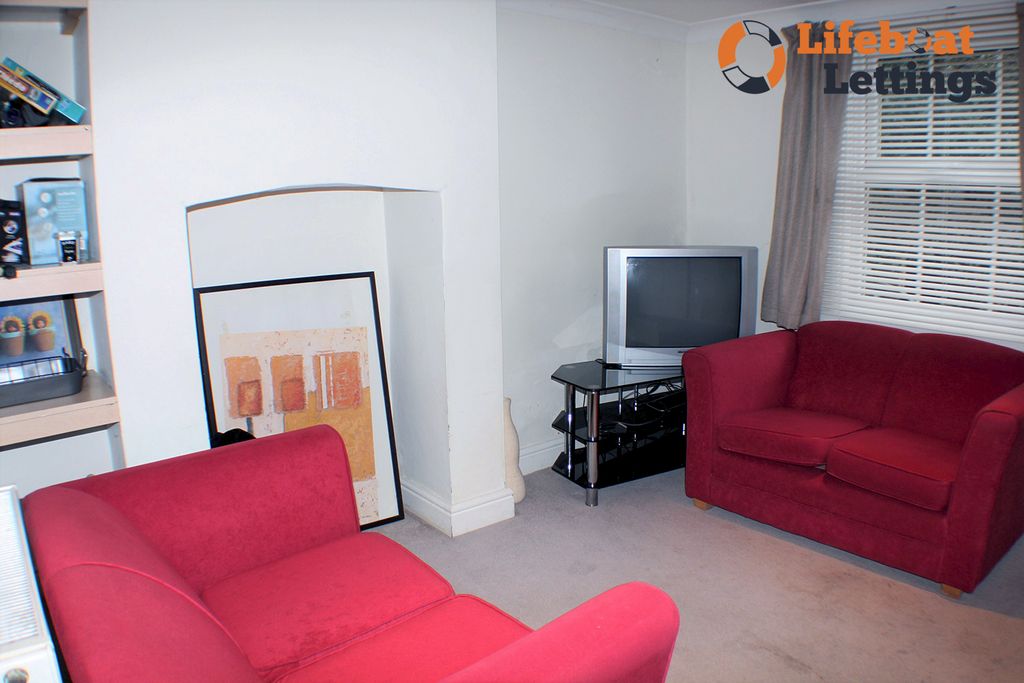 Property photo 3 of 8 Shared Lounge