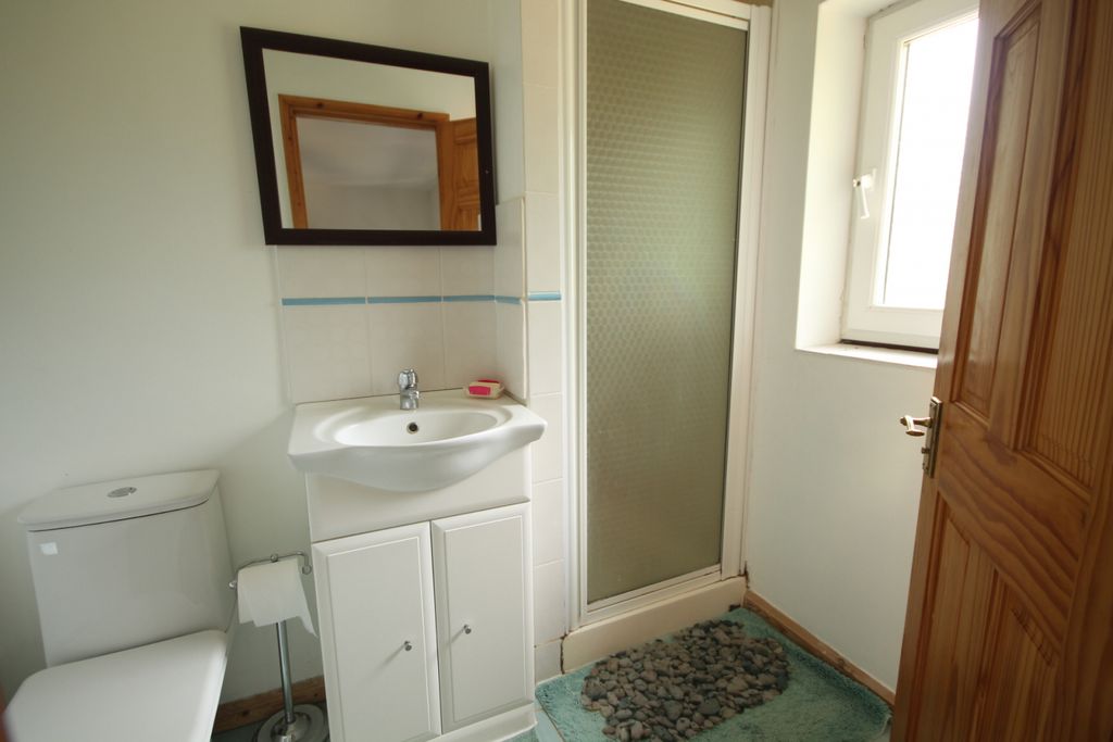 Property photo 3 of 8 Ensuite
