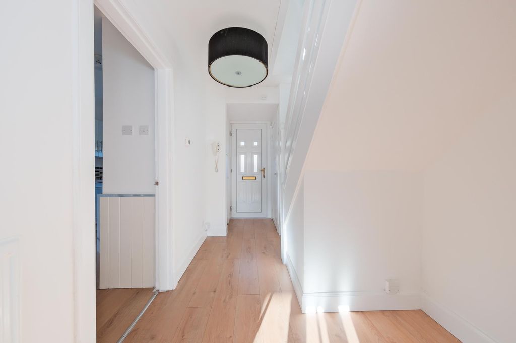 Property photo 2 of 30