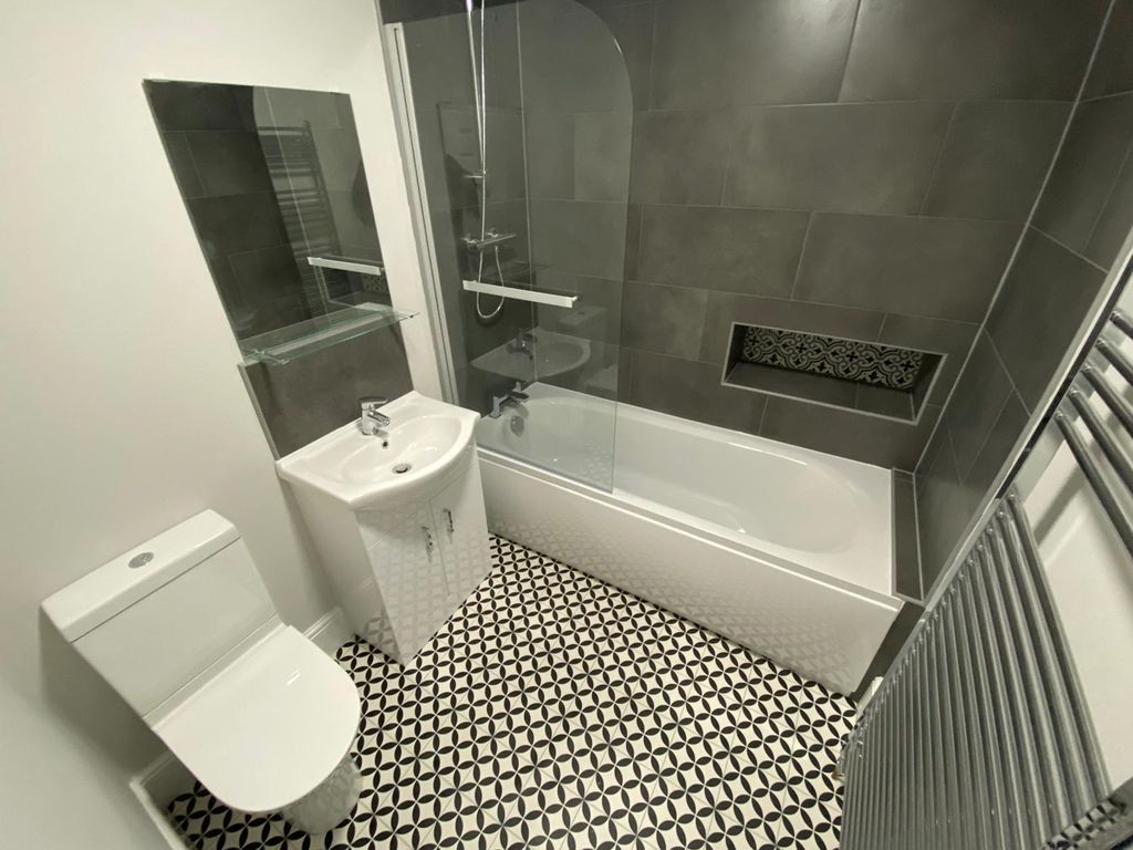 Property photo 3 of 9 Bathroom