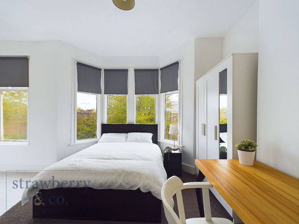 Property photo 1 of 13 Room 5