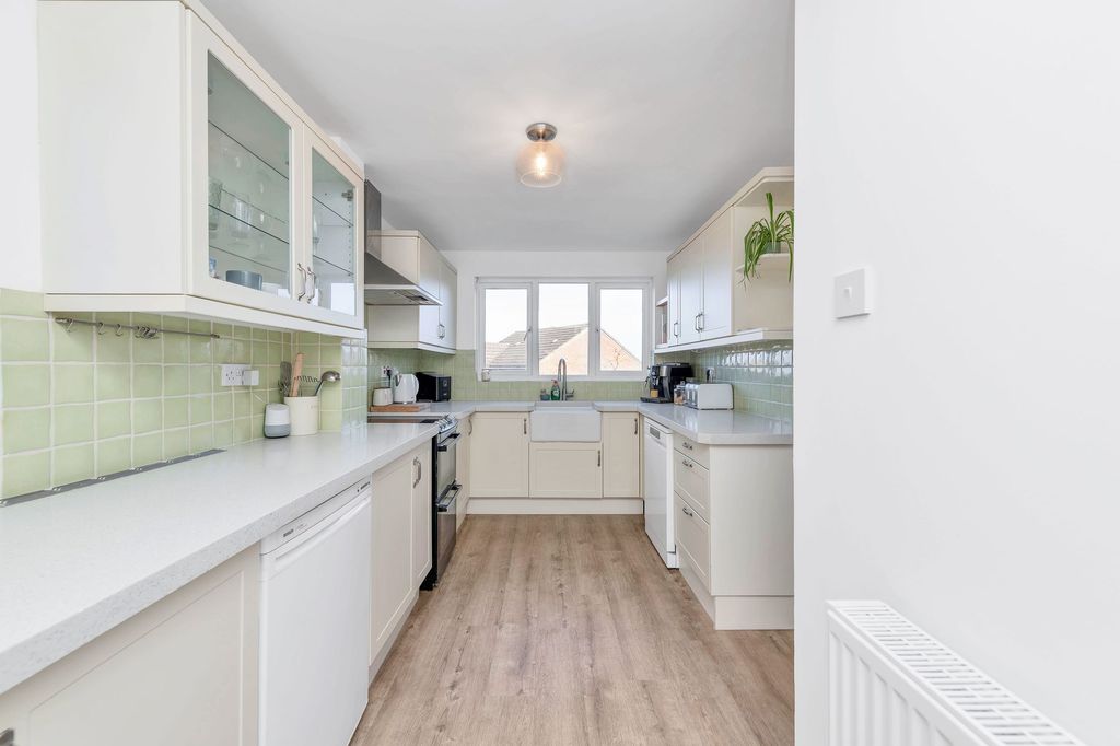 Property photo 3 of 28