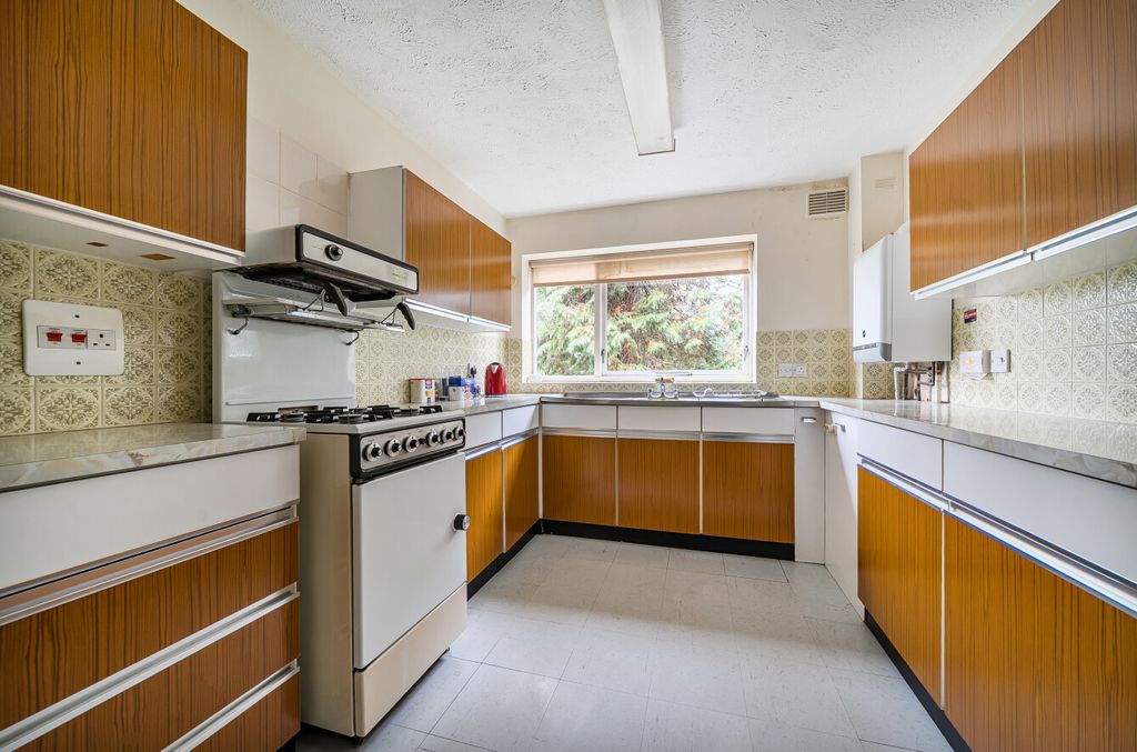 Property photo 2 of 17 1401988-18-6970F4...