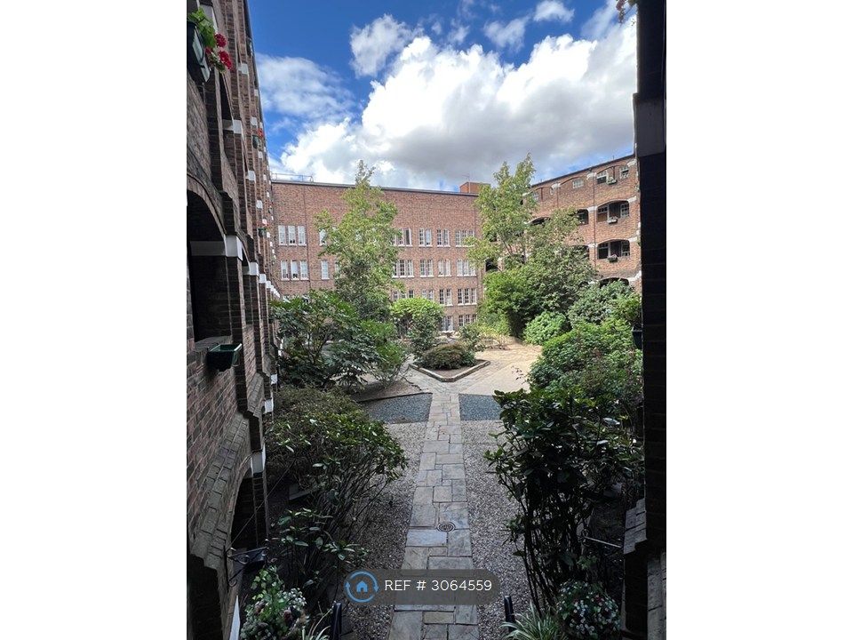 Property photo 3 of 17 Communal Courtyard Garden