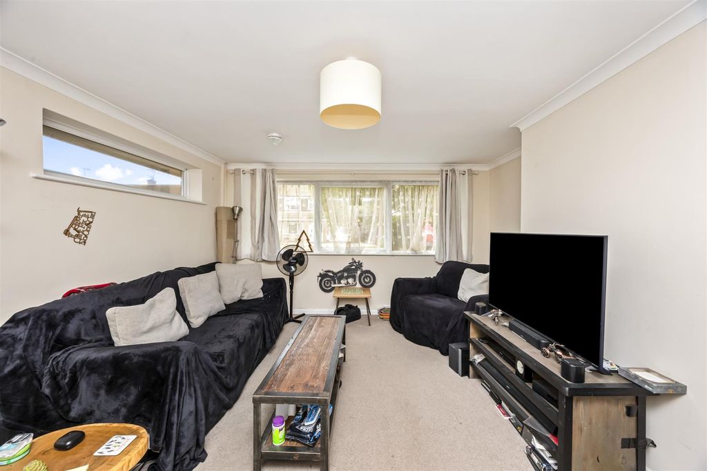 Property photo 2 of 15 Ditchling Close, 5-002.Jpg